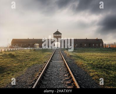 Chemin de fer et porte de la mort - entrée d'Auschwitz II - Birkenau, ancien camp allemand de concentration et d'extermination nazi - Pologne Banque D'Images