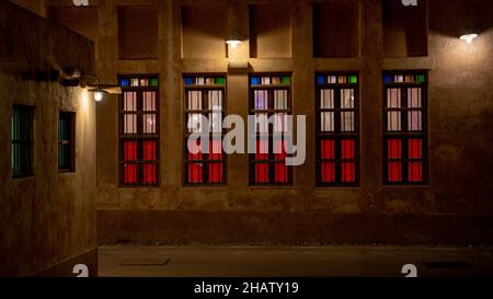 Wakrah, Qatar- décembre 12,2021 : fenêtres colorées dans l'un des vieux bâtiment souq, tourné pendant la nuit Banque D'Images