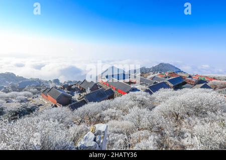 Jinan, province chinoise de Shandong.14th décembre 2021.Photos montrant des arbres couverts de rime à Taishan Mountain à Tai'an, province de Shandong, en Chine orientale, 14 décembre 2021.Credit: Cheng Xianhao/Xinhua/Alay Live News Banque D'Images