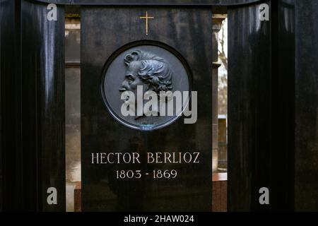 Pierre de tête d'Hector Berlioz au cimetière de Montmartre à Paris .Mémorial du compositeur français Banque D'Images