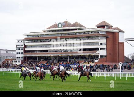 Les coureurs et les cavaliers passent devant la tribune dans l'obstacle du BetVictor Loyalty Club Juvenile à l'hippodrome de Newbury.Date de la photo: Mercredi 15 décembre 2021. Banque D'Images