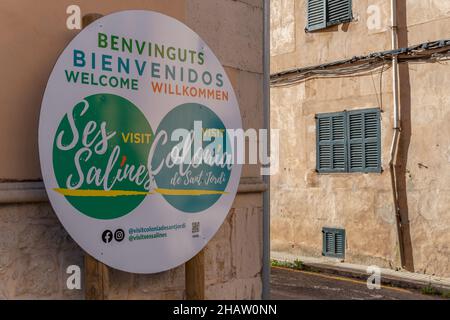 Ses Salines, Espagne; décembre 09 2021: Signe de bienvenue dans différentes langues pour les villes de Ses Salines et Colonia de Sant Jordi, dans une centra Banque D'Images