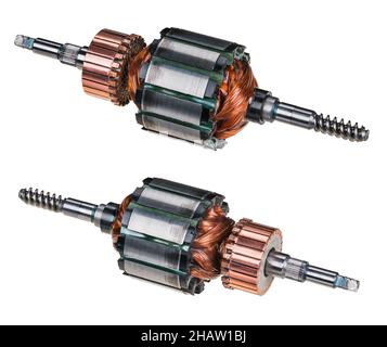 Rotors électriques à moteur c.c. avec commutateur en cuivre et enroulement de fil de bobine isolé sur fond blanc.Deux pièces du moteur avec des stratifications en acier avec arbre. Banque D'Images