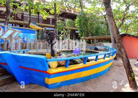 Projet Tamar : bateau exposé pour sensibiliser les gens aux dangers pour les tortues.Praia do forte, Mata de São João - Bahia.Juillet 2013 Banque D'Images