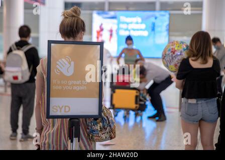 Sydney, Australie.15th décembre 2021.Les passagers étrangers sont accueillis à l'aéroport de Sydney, à Sydney, en Australie, le 15 décembre 2021.À partir de décembre 15, les étudiants étrangers et les travailleurs qualifiés ont été autorisés à entrer en Australie pour la première fois depuis mars 2020, sous réserve des exigences de quarantaine dans leur état ou territoire d'arrivée.Credit: Bai Xuefei/Xinhua/Alay Live News Banque D'Images