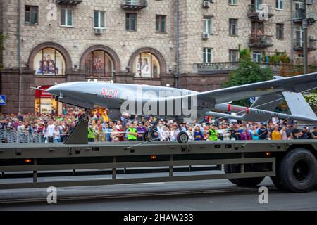 Ukraine, Kiev - 18 août 2021: Bayraktar TB2 - drone turc sans pilote.Avion militaire.Défilé militaire.Véhicule blindé.Plan. Banque D'Images