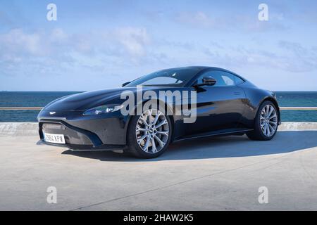 BARCELONE: ESPAGNE-DÉCEMBRE 12; 2021: Aston Martin Vantage (nouvelle génération 2018) garée à côté de la mer Banque D'Images