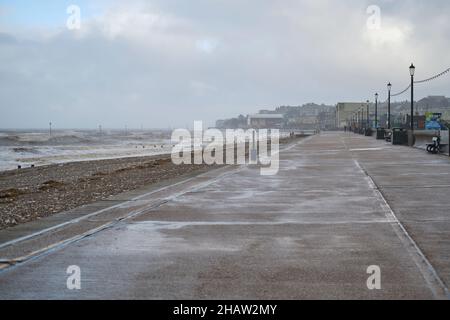 Tempête mer confuse pendant la tempête Arwen à Hunstanton Norfolk Coast, Royaume-Uni novembre 2021 vers les divertissements sur la jetée le long de la promenade Banque D'Images