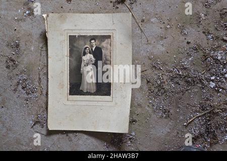 Photo de mariage noir et blanc sur le sol, photo de mariage en passepartout sur le sol, vieille maison, lieu perdu, El Marchal, Andalousie,Espagne