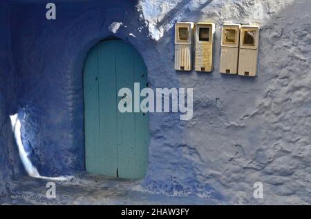 Maison avec porte couleur menthe avec mur bleu et quatre boîtes à fusibles, porte verte avec bague de frappe, ville bleue, Chefchaouen, Tanger-Tétouan-al Banque D'Images