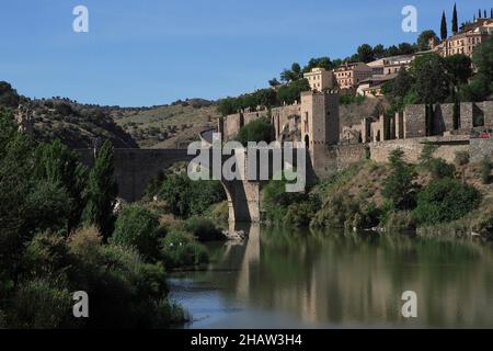 Vue sur Tolède avec Puente de San Martin, pont sur le Tage à Tolède, Castilla-la Mancha, Espagne Banque D'Images