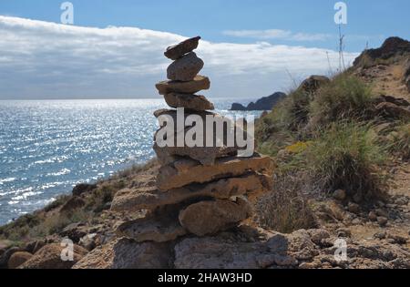 Pierres empilées sur le sentier de randonnée de San Juan de los Terreros à Aguilas, sentier de randonnée au bord de la mer, vue de dessus, motorhome réunion en hiver Banque D'Images