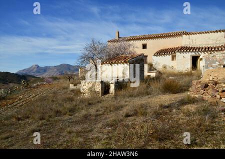 Finca abandonné avec vue sur la montagne la Muela, ancienne maison en paysage montagneux, paysage vallonné, Velez Rubio, Almeria, Andalousie,Espagne Banque D'Images