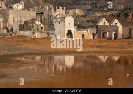 Montagne avec flaques et ruines de mine, Mazarron, Murcie, Espagne Banque D'Images