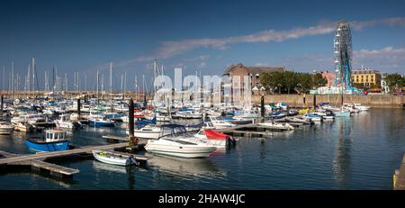 Royaume-Uni Irlande du Nord, Co Down, Bangor, Marina, bateaux amarrés près de Pickie Funpark Big Wheel, panoramique Banque D'Images