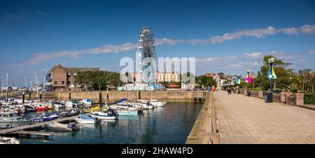 Royaume-Uni Irlande du Nord, Co Down, Bangor, Marina, bateaux amarrés près de Pickie Funpark Big Wheel, panoramique Banque D'Images