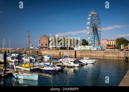 Royaume-Uni Irlande du Nord, Co Down, Bangor, Marina, bateaux amarrés près de Pickie Funpark Big Wheel Banque D'Images