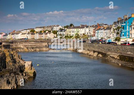 Royaume-Uni Irlande du Nord, Co Down, Bangor, Seacliff Road, maisons en bord de mer et le long Hole Banque D'Images