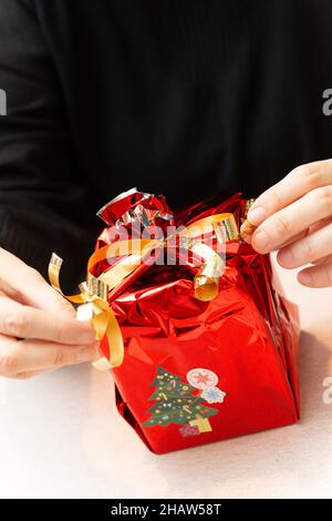 Femmes mains emballage cadeau de Noël Banque D'Images