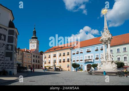 Place du marché avec mairie, fontaine Pomona et colonne de la Sainte Trinité, église Saint Venceslas à gauche, vieille ville, Mikulov, quartier de Breclav Banque D'Images