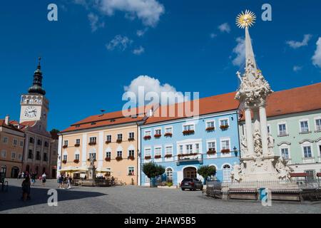 Place du marché avec mairie, fontaine Pomona et colonne de la Sainte Trinité, église Saint Venceslas à gauche, vieille ville, Mikulov, quartier de Breclav Banque D'Images