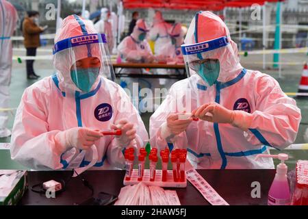 Hangzhou, province chinoise du Zhejiang.12th décembre 2021.Les travailleurs médicaux se préparent à un test d'acide nucléique sur un site de test dans le district de Zhenhai, dans la ville de Ningbo, dans la province de Zhejiang, en Chine orientale, le 12 décembre 2021.Credit: Hu Xuejun/Xinhua/Alay Live News Banque D'Images