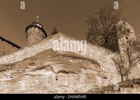 Kaiserburg avec la Tour Sinwell sur la gauche et la Chapelle Walburgit sur la droite, Nuremberg, moyenne-Franconie, Bavière, Allemagne Banque D'Images