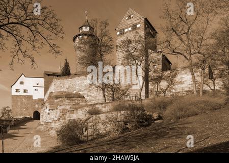 Tour Sinwell et Chapelle Walburgit du Kaiserburg, Nuremberg, moyenne-Franconie, Bavière, Allemagne Banque D'Images