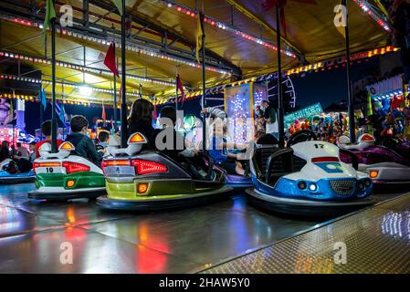 Un petit achat aime conduire une voiture tamponneurs au festival de Santa Iria à Faro, Algarve, Portugal Banque D'Images