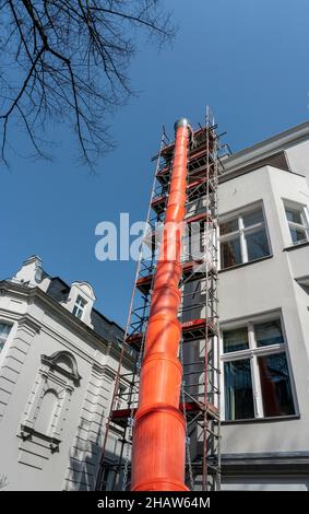 Échafaudage avec toboggan pour la construction de gravats sur un bâtiment résidentiel, Berlin, Allemagne Banque D'Images