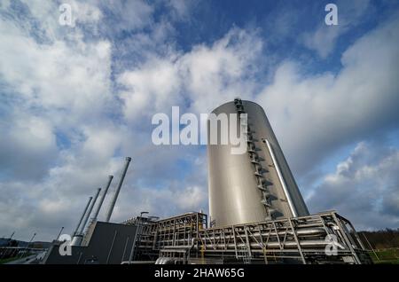 Kiel, Allemagne.15th décembre 2021.Les nuages passent au-dessus de la centrale côtière de Stadtwerke Kiel.Selon ses propres informations, Stadtwerke Kiel sera neutre sur le plan climatique en 2040.Credit: Axel Heimken/dpa/Alay Live News Banque D'Images