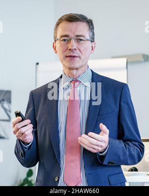 Kiel, Allemagne.15th décembre 2021.Frank Meier, PDG de Stadtwerke Kiel, prend la parole lors d'une conférence de presse.Selon ses propres informations, Stadtwerke Kiel sera neutre sur le plan climatique en 2040.Credit: Axel Heimken/dpa/Alay Live News Banque D'Images