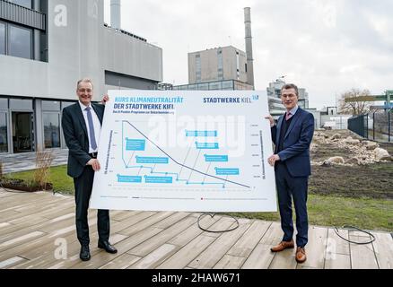 Kiel, Allemagne.15th décembre 2021.Jörg Teupen (l), directeur de la technologie et des ressources humaines de Stadtwerke Kiel, et Frank Meier, PDG de Stadtwerke Kiel, présentent le plan d'élimination CO2 de leur entreprise lors d'une conférence de presse.Selon ses propres chiffres, Stadtwerke Kiel sera neutre sur le plan climatique d'ici 2040.Credit: Axel Heimken/dpa/Alay Live News Banque D'Images