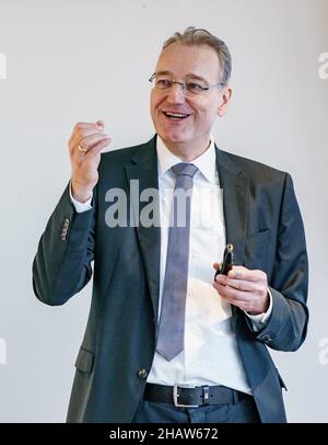 Kiel, Allemagne.15th décembre 2021.Jörg Teupen, Directeur de la technologie et des ressources humaines de Stadtwerke Kiel, prend la parole lors d'une conférence de presse.Selon ses propres informations, Stadtwerke Kiel sera neutre sur le plan climatique en 2040.Credit: Axel Heimken/dpa/Alay Live News Banque D'Images