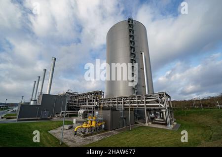 Kiel, Allemagne.15th décembre 2021.Les nuages passent au-dessus de la centrale côtière de Stadtwerke Kiel.Selon ses propres informations, Stadtwerke Kiel sera neutre sur le plan climatique en 2040.Credit: Axel Heimken/dpa/Alay Live News Banque D'Images