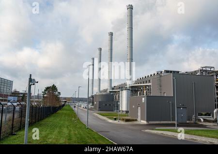 Kiel, Allemagne.15th décembre 2021.Les nuages passent au-dessus de la centrale côtière de Stadtwerke Kiel.Selon ses propres informations, Stadtwerke Kiel sera neutre sur le plan climatique en 2040.Credit: Axel Heimken/dpa/Alay Live News Banque D'Images