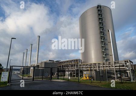 Kiel, Allemagne.15th décembre 2021.Les nuages passent au-dessus de la centrale côtière de Stadtwerke Kiel.Selon ses propres informations, Stadtwerke Kiel sera neutre sur le plan climatique en 2040.Credit: Axel Heimken/dpa/Alay Live News Banque D'Images