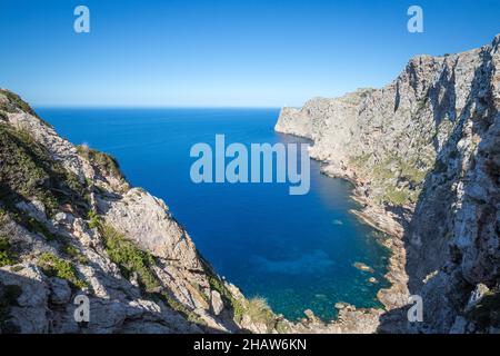 Vue panoramique depuis le point de vue de Punta Nau sur la falaise rocheuse et la mer Méditerranée, péninsule de Formentor, Majorque, Espagne Banque D'Images