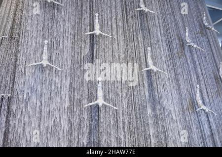 Dubaï, Émirats arabes Unis - décembre 2021.Sculpture mâle argentée installée pour créer un effet de saut sur la fontaine du centre commercial de Dubaï. Banque D'Images