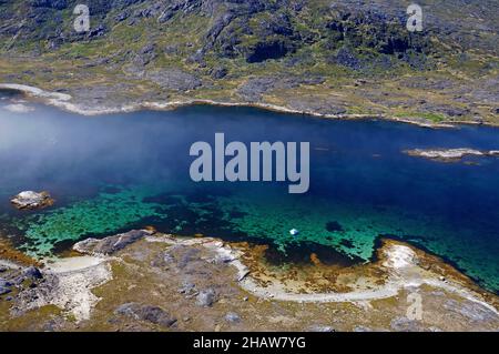Baies cristallines dans un fjord, vue aérienne, paysage montagneux accidenté, vue aérienne, Groenland du Sud,Nanortalik, Amérique du Nord, Groenland, Danemark Banque D'Images