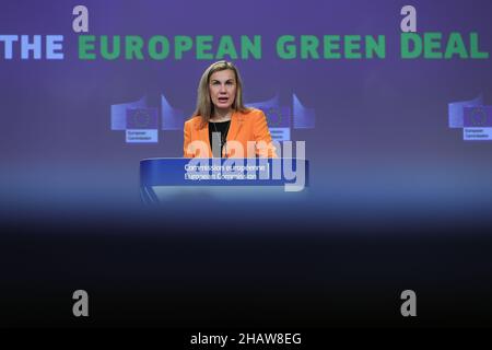 Bruxelles, Belgique.15th décembre 2021.Le commissaire européen à l'énergie Kadri Simson s'exprime lors d'une conférence de presse sur un ensemble de propositions concernant l'énergie et l'action climatique à Bruxelles, Belgique, le 15 décembre 2021.Credit: Zheng Huansong/Xinhua/Alay Live News Banque D'Images