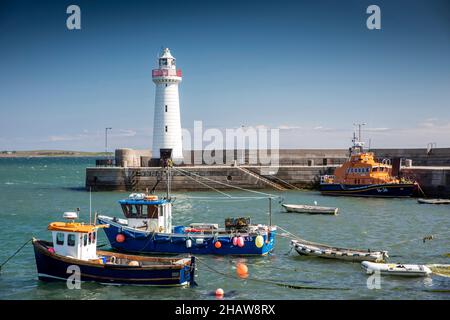 UK Northern Ireland, Co Down, Donaghadee, Harbour, bateaux de pêche et RNLI Lifeboat amarré près du phare Banque D'Images