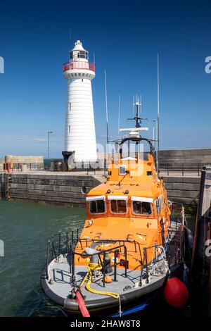 Royaume-Uni Irlande du Nord, Co Down, Donaghadee, Port, bateau de sauvetage amarré près du phare Banque D'Images