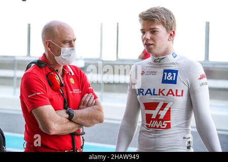 CLEAR Jock, Scuderia Ferrari Driver Academy, et SHWARTZMAN Robert (rus), Haas F1 Team, portrait lors des 2021 essais post-saison du 14 au 15 décembre 2021 sur le circuit Yas Marina, à Yas Island, Abu Dhabi - photo: Florent Gooden/DPPI/LiveMedia Banque D'Images