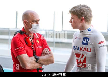 CLEAR Jock, Scuderia Ferrari Driver Academy, et SHWARTZMAN Robert (rus), Haas F1 Team, portrait lors des 2021 essais post-saison du 14 au 15 décembre 2021 sur le circuit Yas Marina, à Yas Island, Abu Dhabi - photo: Florent Gooden/DPPI/LiveMedia Banque D'Images