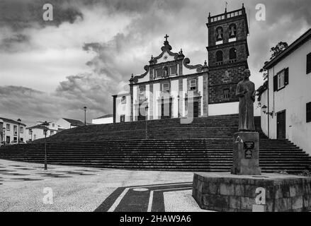 Monochrome, Monument au Dr Gaspar Fructuoso avec l'église de Nossa Senhora da Estrela, Ribeira Grande, île de Sao Miguel, Açores, Portugal Banque D'Images