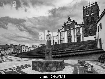 Monochrome, Monument au Dr Gaspar Fructuoso avec l'église de Nossa Senhora da Estrela, Ribeira Grande, île de Sao Miguel, Açores, Portugal Banque D'Images