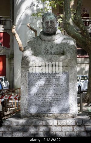 PAMPELUNE: ESPAGNE-AOÛT 5; 2021: Monument à Ernest Hemingway (créé en 1968) par Luis Sanguino Banque D'Images