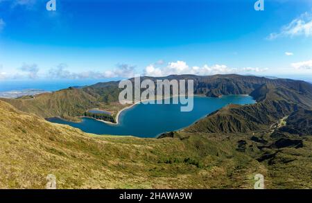 Tir de drone, vue sur le lac du cratère Lagoa do Fogo, île de Sao Miguel, Açores, Portugal Banque D'Images
