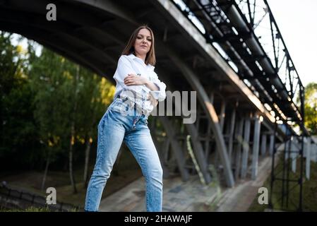 Belle fille avec un sac en papier avec des provisions. Banque D'Images